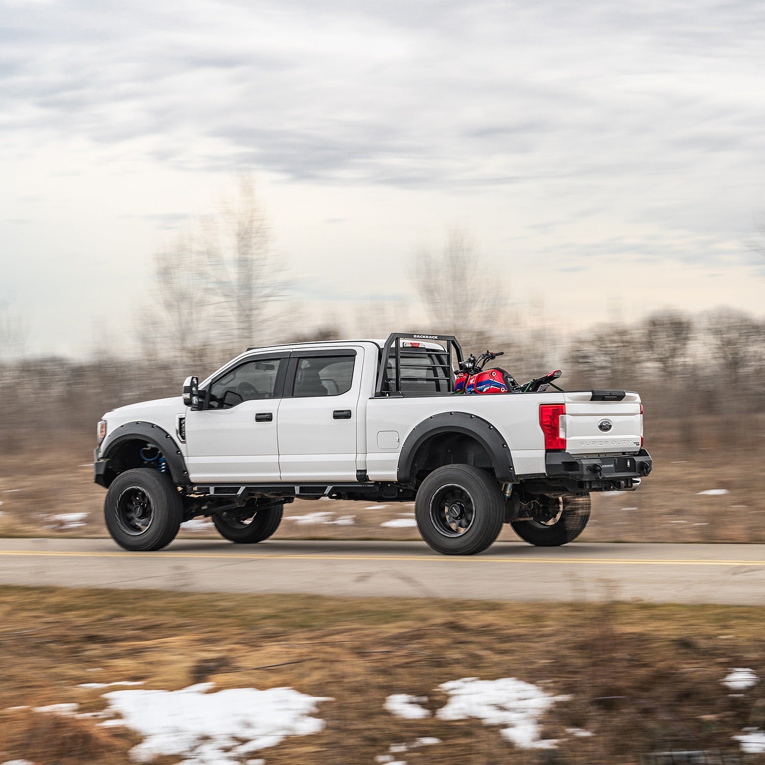 BRK_SRX_Rack_1500x1500_Lifestyle_17F250_CrewCab_08.jpg